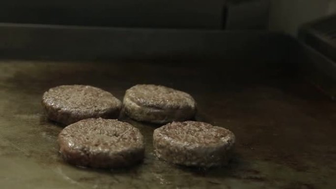 肉饼-在煎锅上烹饪牛肉-侧面角度2