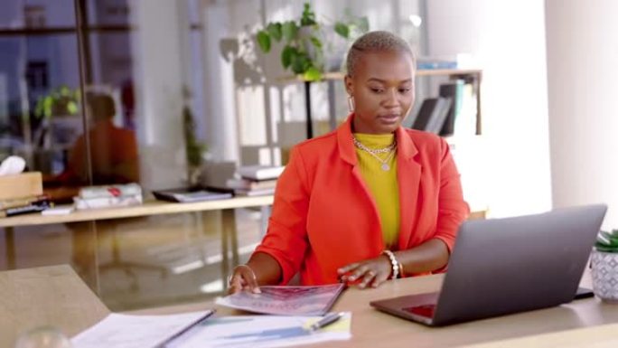 黑人妇女，网页设计文书工作和计算机在员工办公室工作。数字网站设计师，项目策略和在线报告在工作中忙于u