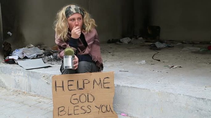 无家可归的女人乞讨