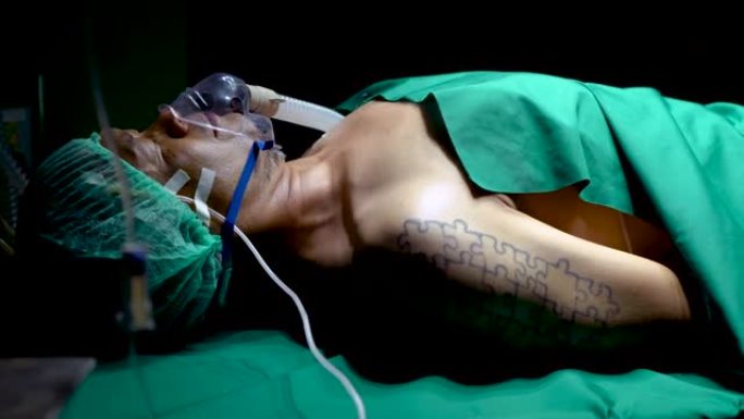 4K，病人躺在手术床上穿着手术服等待手术，鼻子和嘴巴上戴着氧气面罩，病人身体状况不佳，一直有抽搐和抽