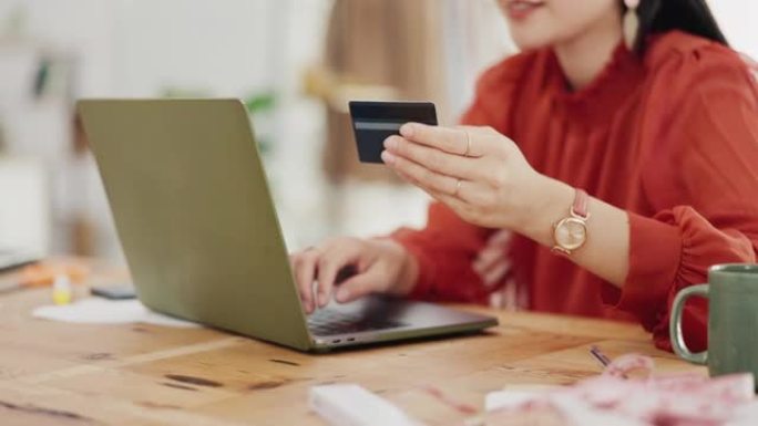 女人的手，信用卡和笔记本电脑，用于商务在线购物，交易或办公室启动中的fintech付款。专业人士在计