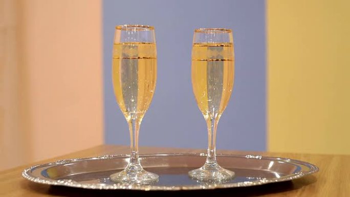 两杯香槟站在桌子上