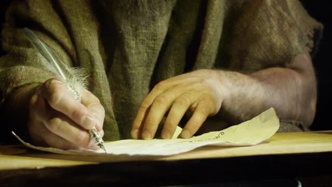 一个人用钢笔在纸上写字