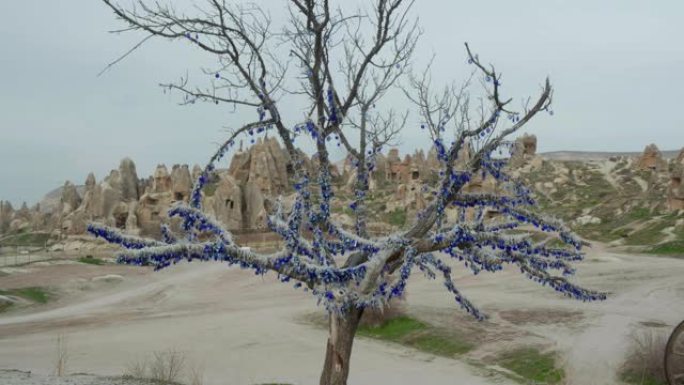 在土耳其卡帕多西亚沙漠自然公园的许愿树上有许多纳扎尔护身符。