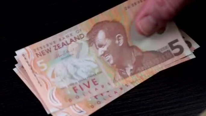 新西兰元算在一张桌子上