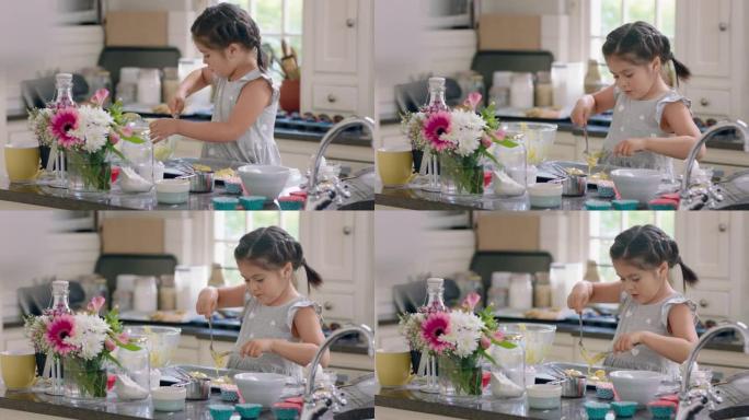 小女孩帮助母亲在厨房烘烤，将饼干面团放在托盘上准备自制食谱，妈妈周末在教女儿