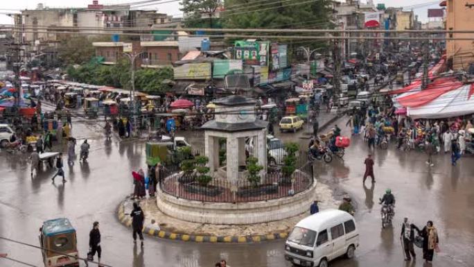 在巴基斯坦伊斯兰堡最大的市场上，许多汽车，摩托车和人在交通道路上的时光倒流