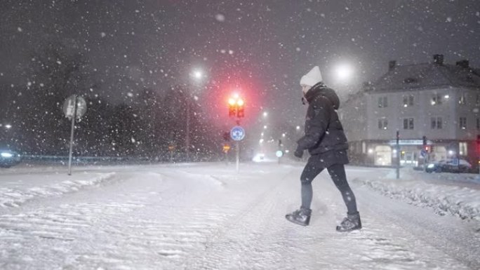 女人在暴风雪中过马路