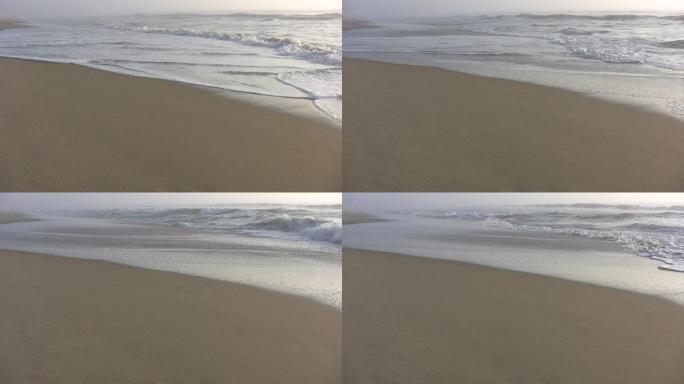 日出后海滩海浪