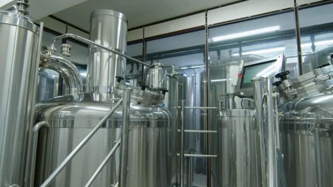 在商业啤酒生产设施中运行的自动啤酒厂