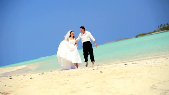 快乐的婚礼情侣在海洋中跳舞