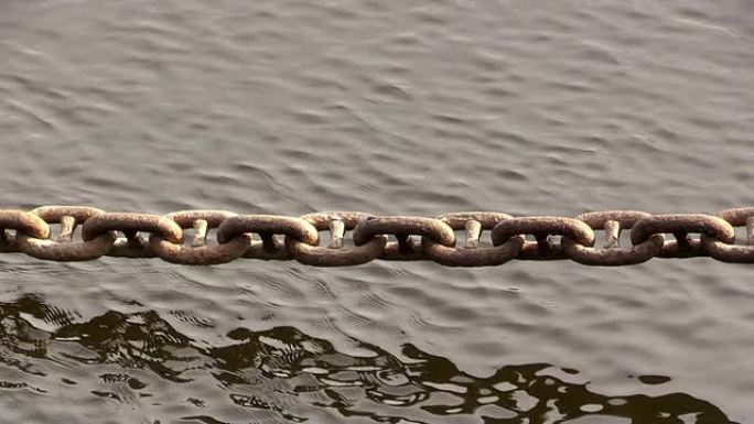 旧生锈的链条在水上