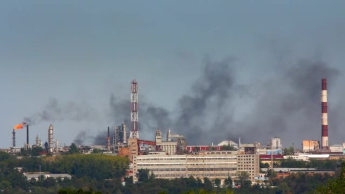 炼油厂冒黑烟