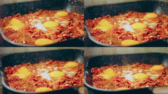 格鲁吉亚菜煎蛋，chirbuli。鸡蛋西红柿在锅里蒸，蜡烛效果