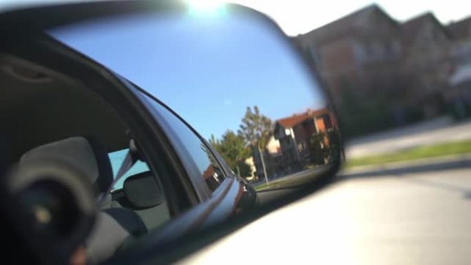 行驶中的汽车的侧视镜