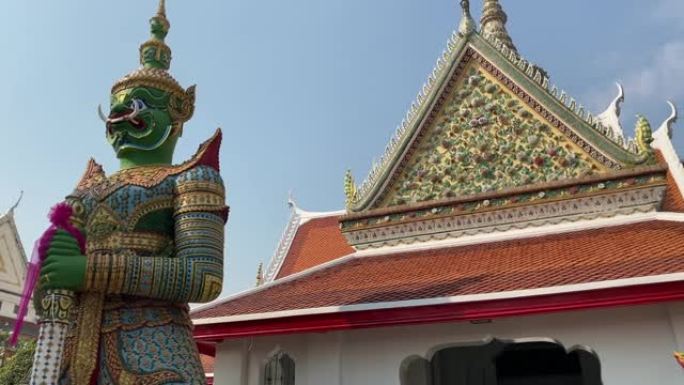 泰国首都的名片是佛教寺庙Wat Arun，黎明寺，它位于湄南河岸边