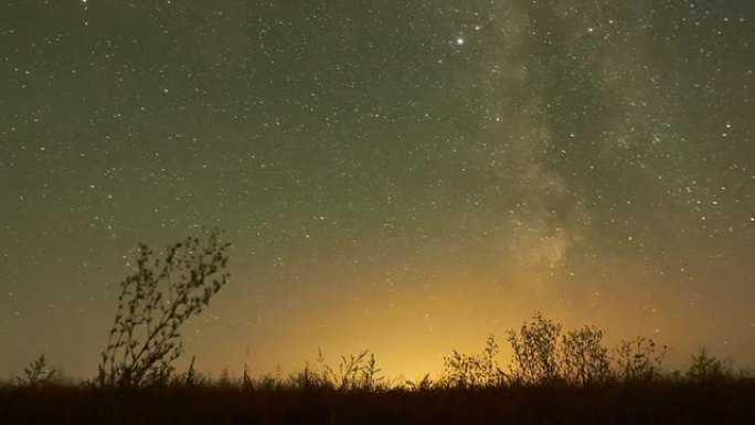 星星的夜空延时-银河系和辉光