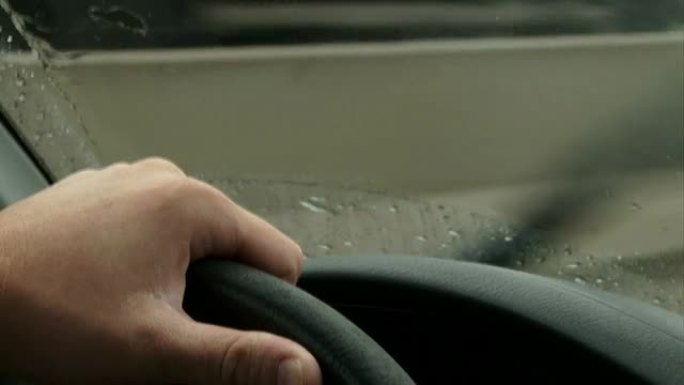 在雨天开车。高速公路。视点。