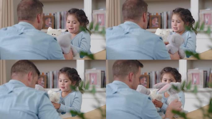 父亲和女儿在家里玩泰迪熊玩具小女孩玩得开心，享受爸爸玩有趣的游戏4k镜头