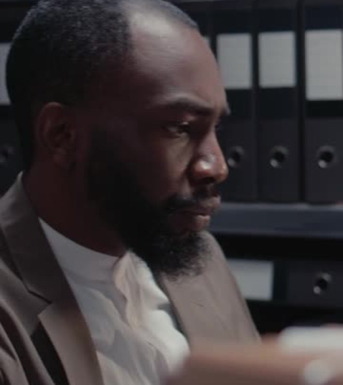 垂直视频: 非裔美国人处理刑事案件的档案