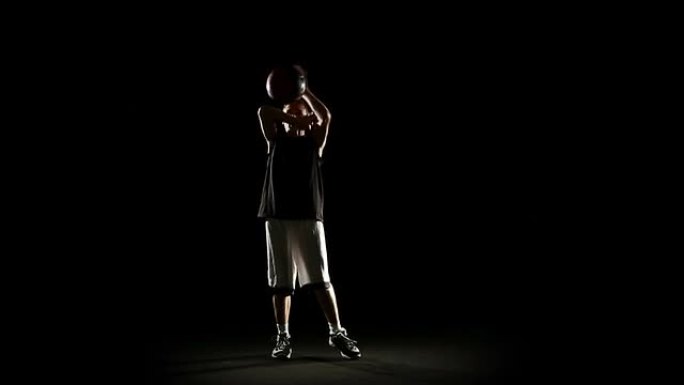 高清视频年轻冠军杂技篮球玩黑色背景自由泳