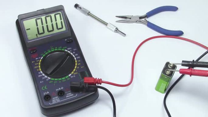用现代数字万用表装置测量电池电压