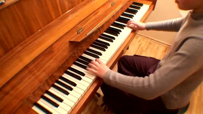 少女在钢琴上玩色域，放大/缩小 (HD 1080/50i)