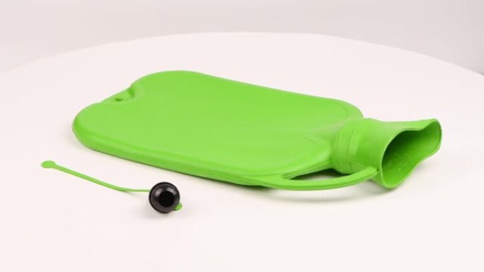 白色背景上的绿色医用热水加热垫。热处理，热处理。