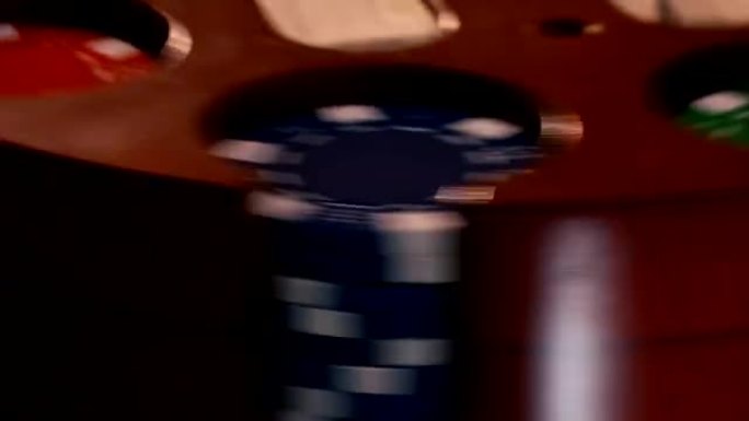 赌场的扑克筹码在桌子上旋转