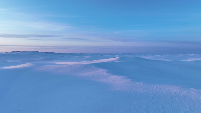 航拍夕阳照耀下的4K草原雪景