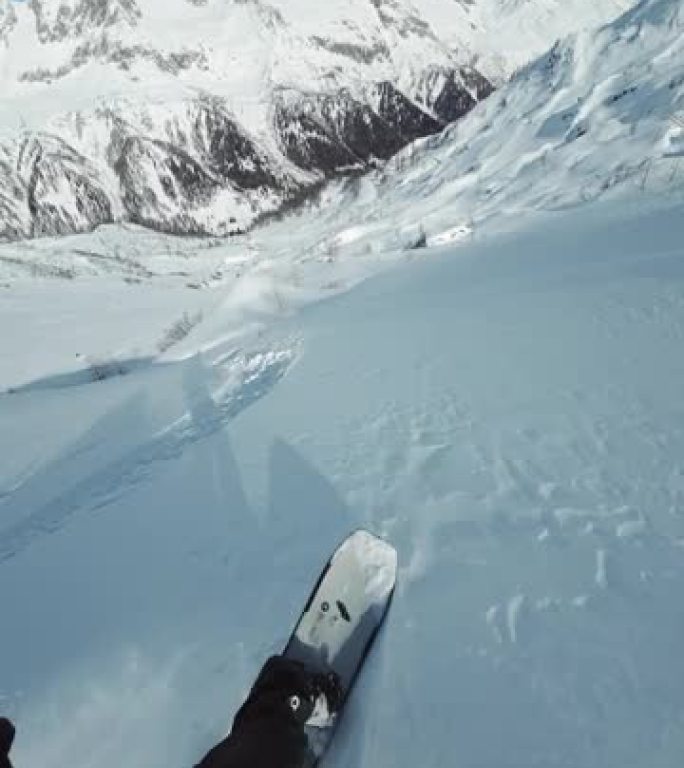 冬季在未触及的偏远山区的新鲜粉末雪上滑雪