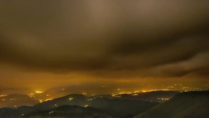 意大利山谷上空的夜云时间流逝