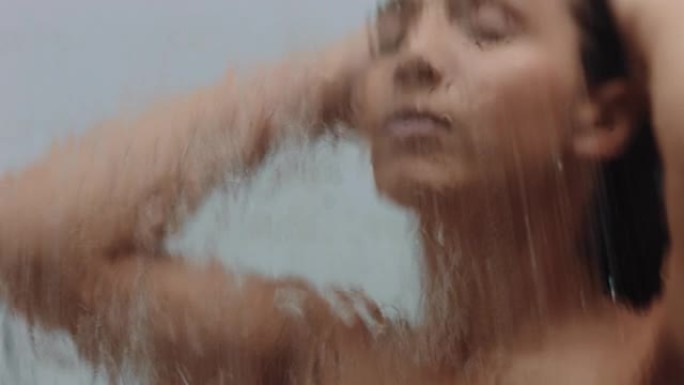 美丽的女人洗澡触摸湿皮肤享受豪华水疗清洁光滑的肤色