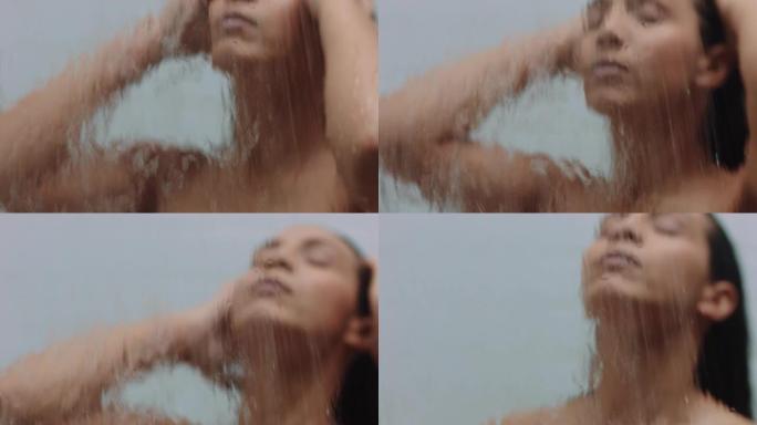 美丽的女人洗澡触摸湿皮肤享受豪华水疗清洁光滑的肤色