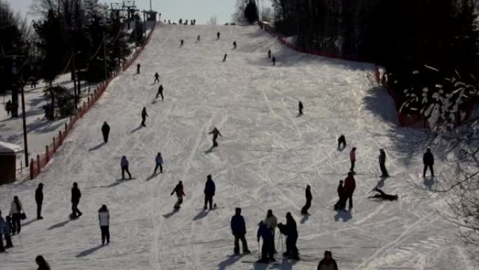 人们滑雪下山的冬季风景 (高清)