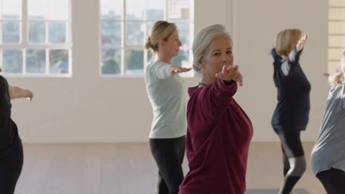 瑜伽课老年妇女锻炼健康生活方式练习战士姿势享受工作室集体健身锻炼