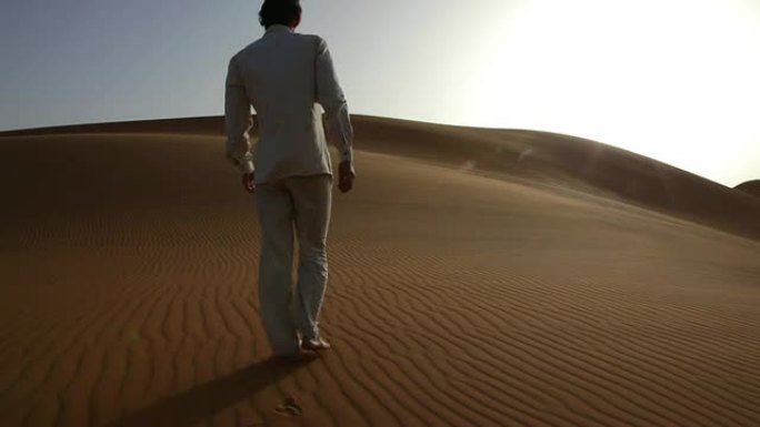 走在沙丘上的人-HD1080p