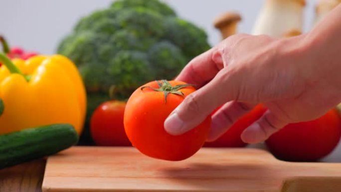 健康饮食成分: 新鲜蔬菜、水果和超级食品。营养，饮食，素食。在桌子上展示tomoto。