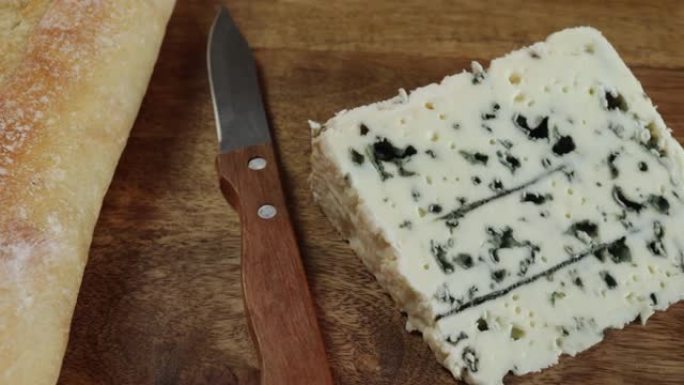 木板上的蓝纹奶酪