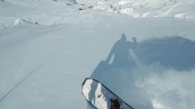 冬季在未触及的偏远山区的新鲜粉末雪上滑雪