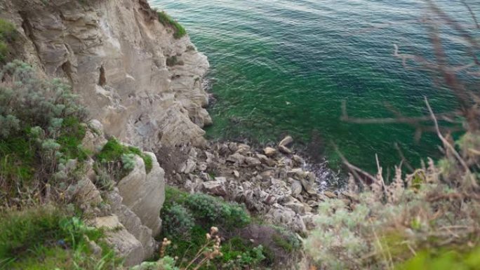 岩石海岸上的石头坍塌。