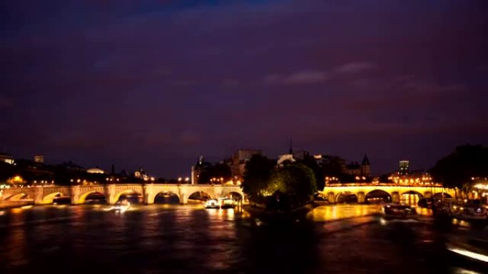黄昏时的巴黎河塞纳河与游船