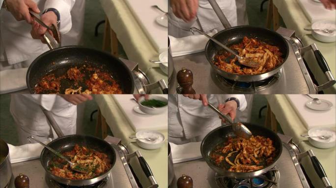 用意大利扁面条在番茄酱中烹饪龙虾片