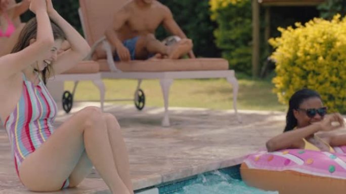 年轻人跳进游泳池，嬉戏的朋友玩得开心暑假在温暖的晴天游泳，与朋友使用智能手机在社交媒体上分享视频4k