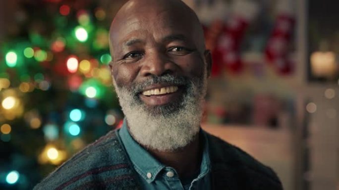肖像非裔美国人老人微笑着在家庆祝圣诞节，享受节日节日4k