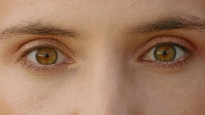 特写宏观眼睛睁开看起来惊讶地眨眼健康视力概念