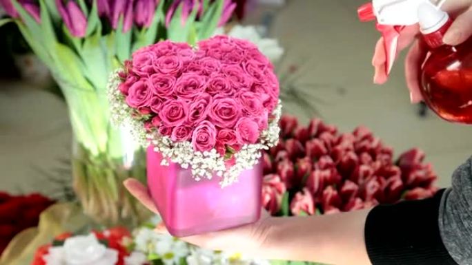 粉红色情人节玫瑰心花束在花店