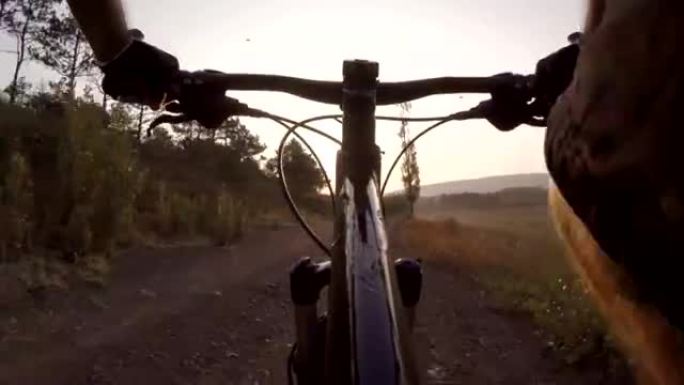 车载摄像头: 日落时骑山地自行车