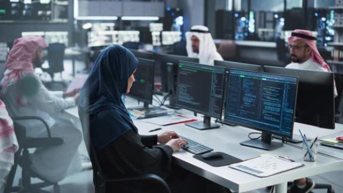 在研究中心工作的中东多元文化男女小组，合作开展在线项目，使用计算机编写软件代码，开发人工智能服务
