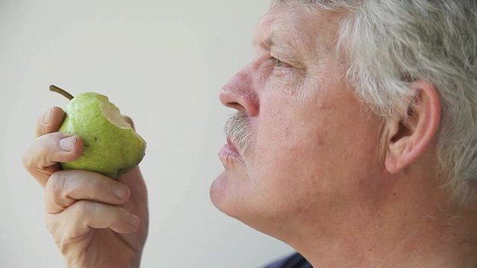 男人吃梨